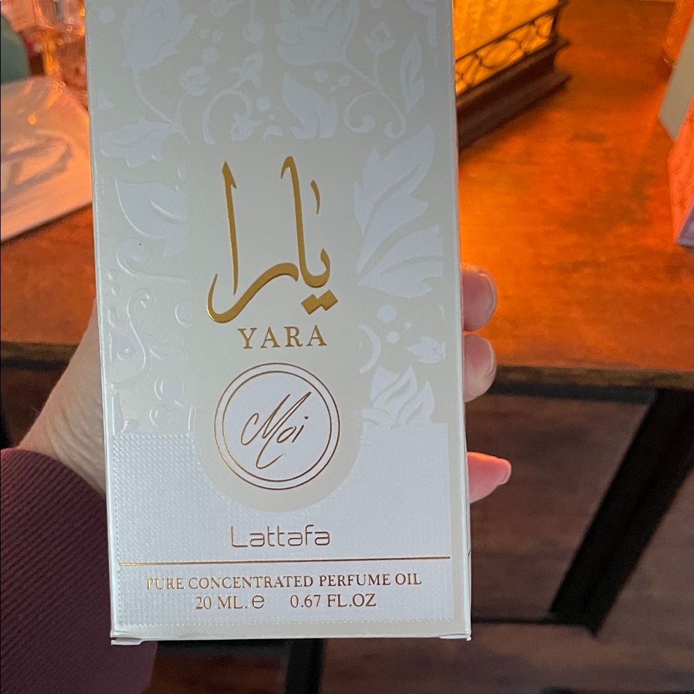 Lattafa Yara Moi Pure Concentrated Perfume Oil — White & Gold